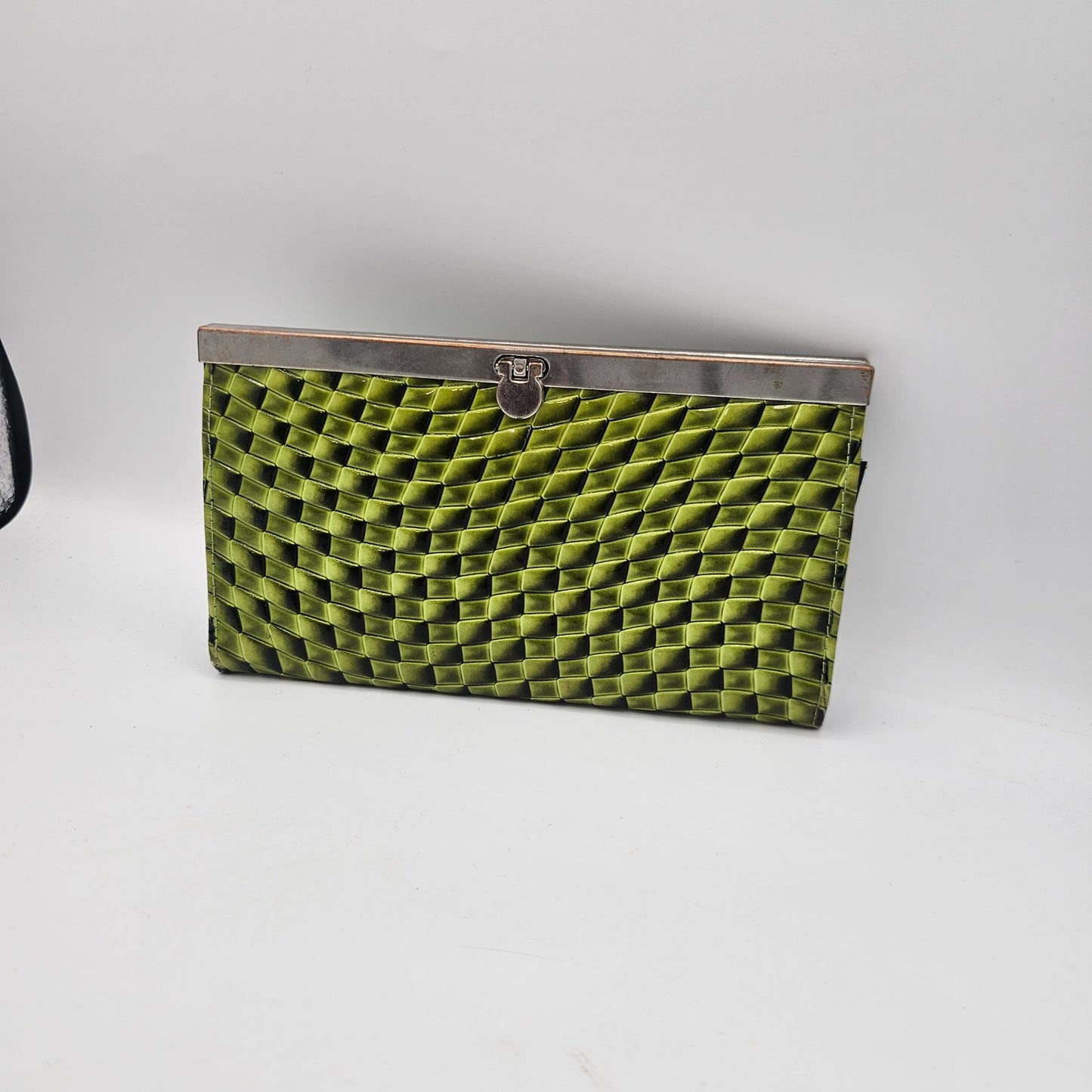 Vintage Green Woven Clutch Purse With Silver Frame & Clasp Closure