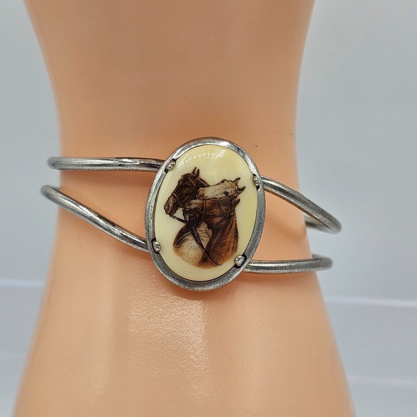 Beautiful Silver-tone Vintage Equestrian Horse Head Clamper Bracelet