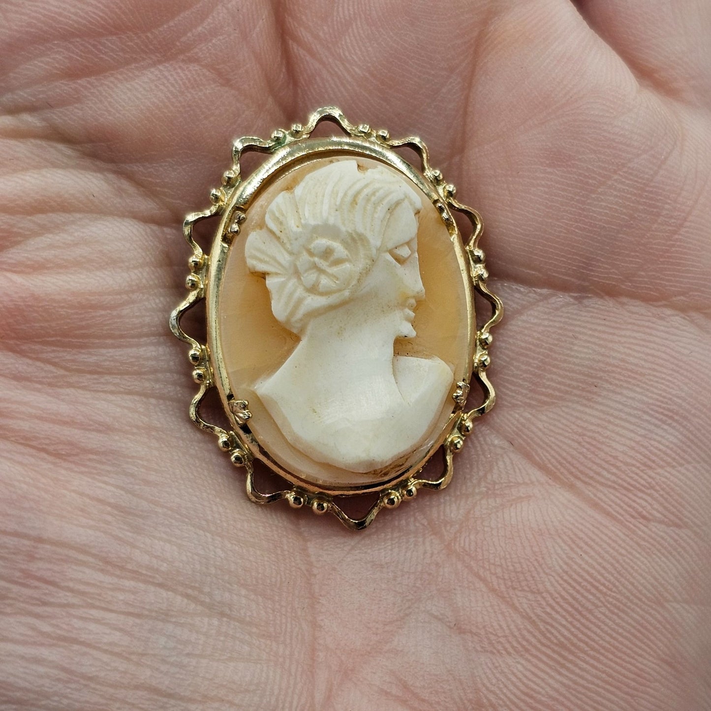 Vintage Carved Shell Women's Portrait Cameo Brooch Pin Gold-tone Scalloped Edge