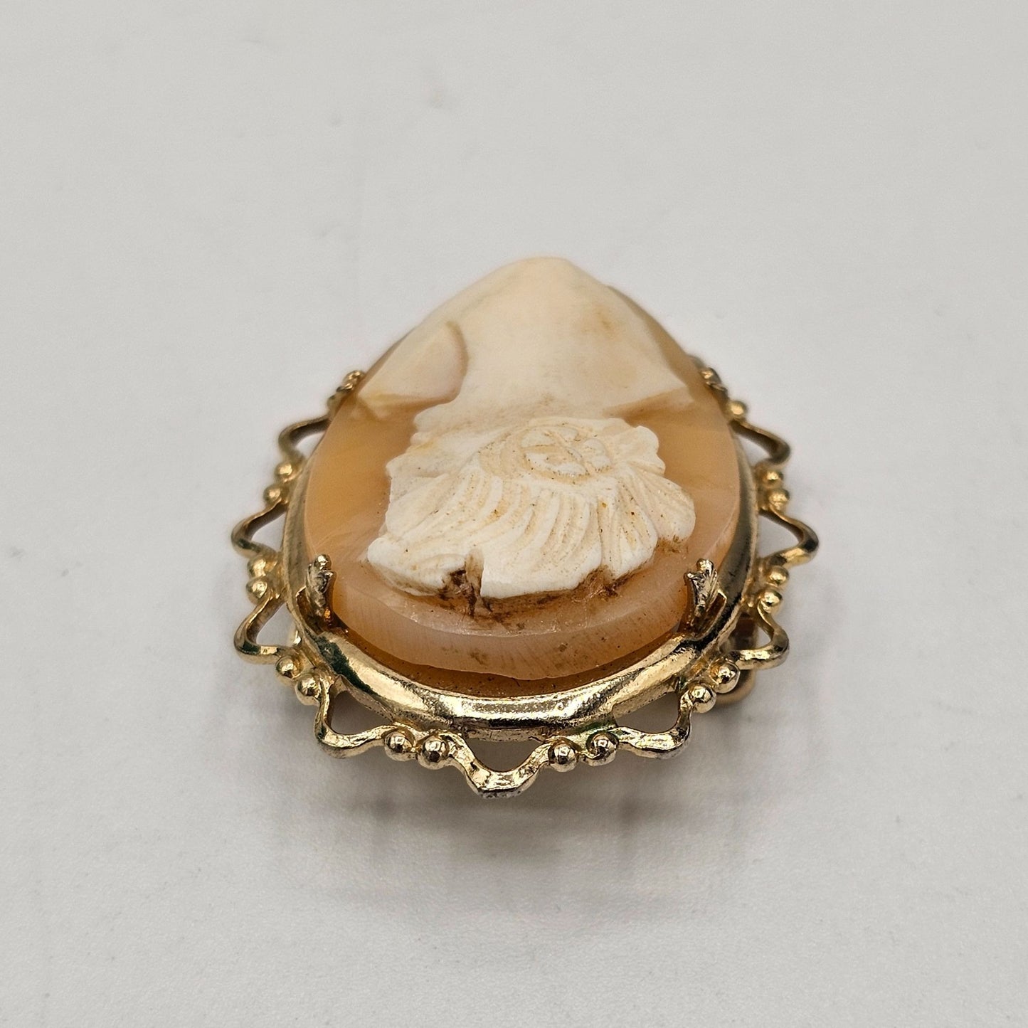 Vintage Carved Shell Women's Portrait Cameo Brooch Pin Gold-tone Scalloped Edge