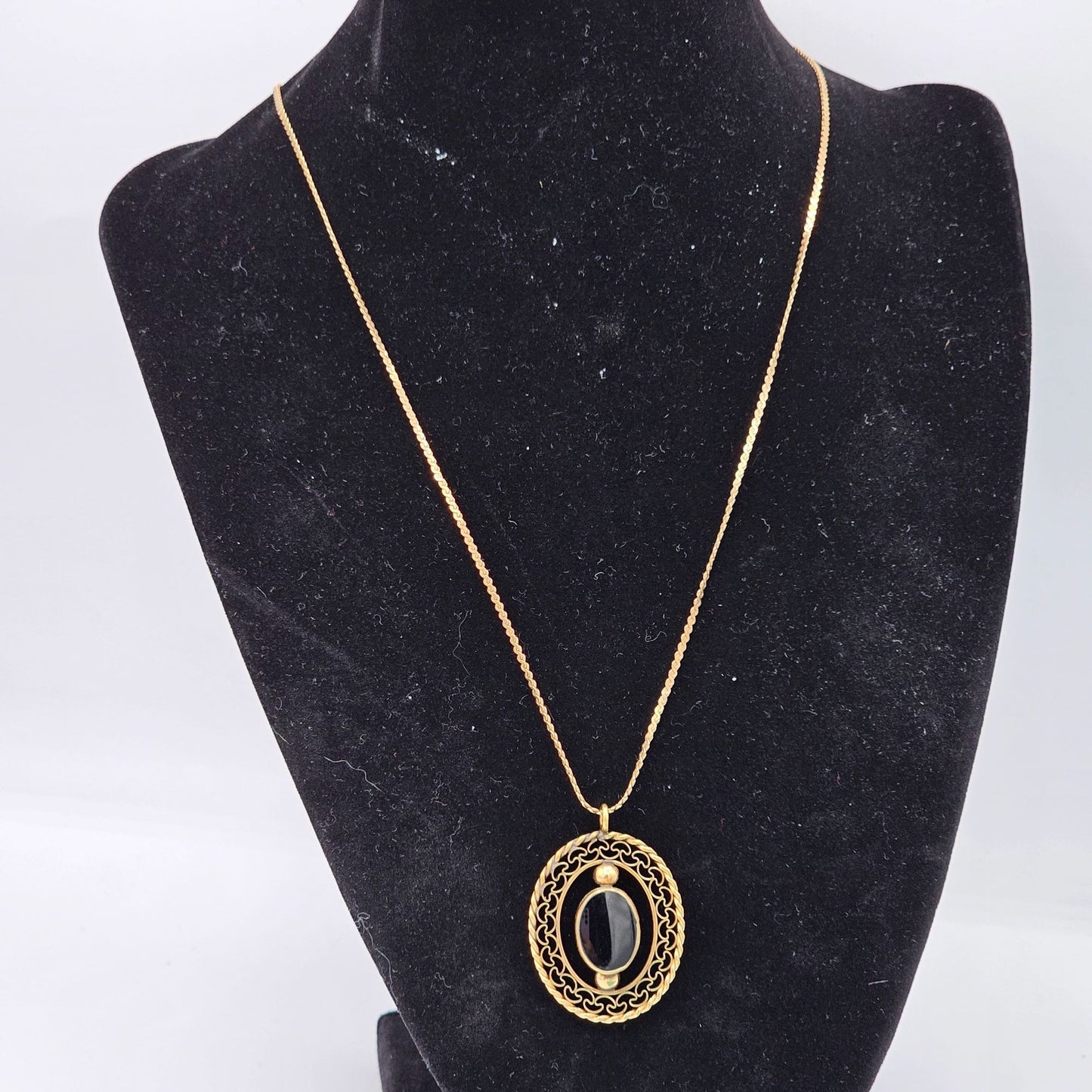 Vintage 12kgf Gold Oval Black Onyx Stone Pendant Necklace Open Filigree Scroll