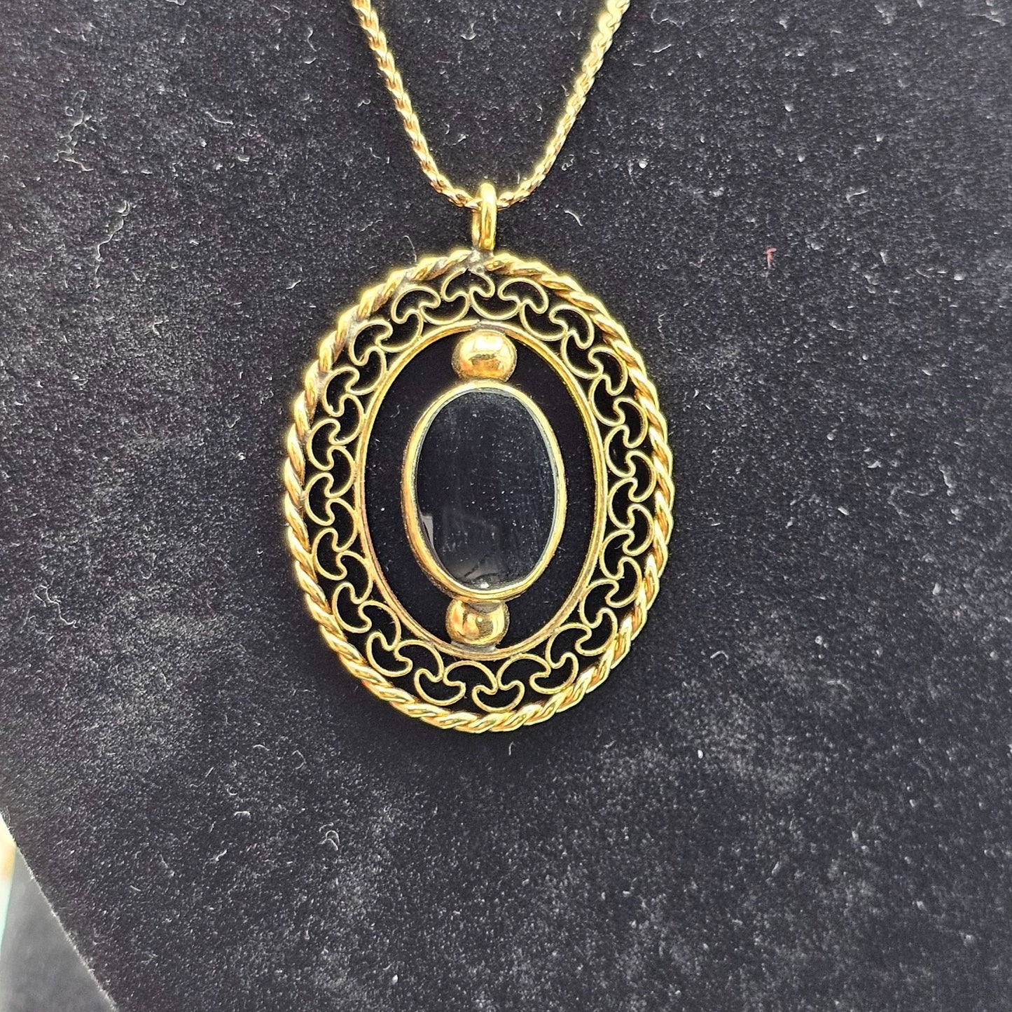 Vintage 12kgf Gold Oval Black Onyx Stone Pendant Necklace Open Filigree Scroll