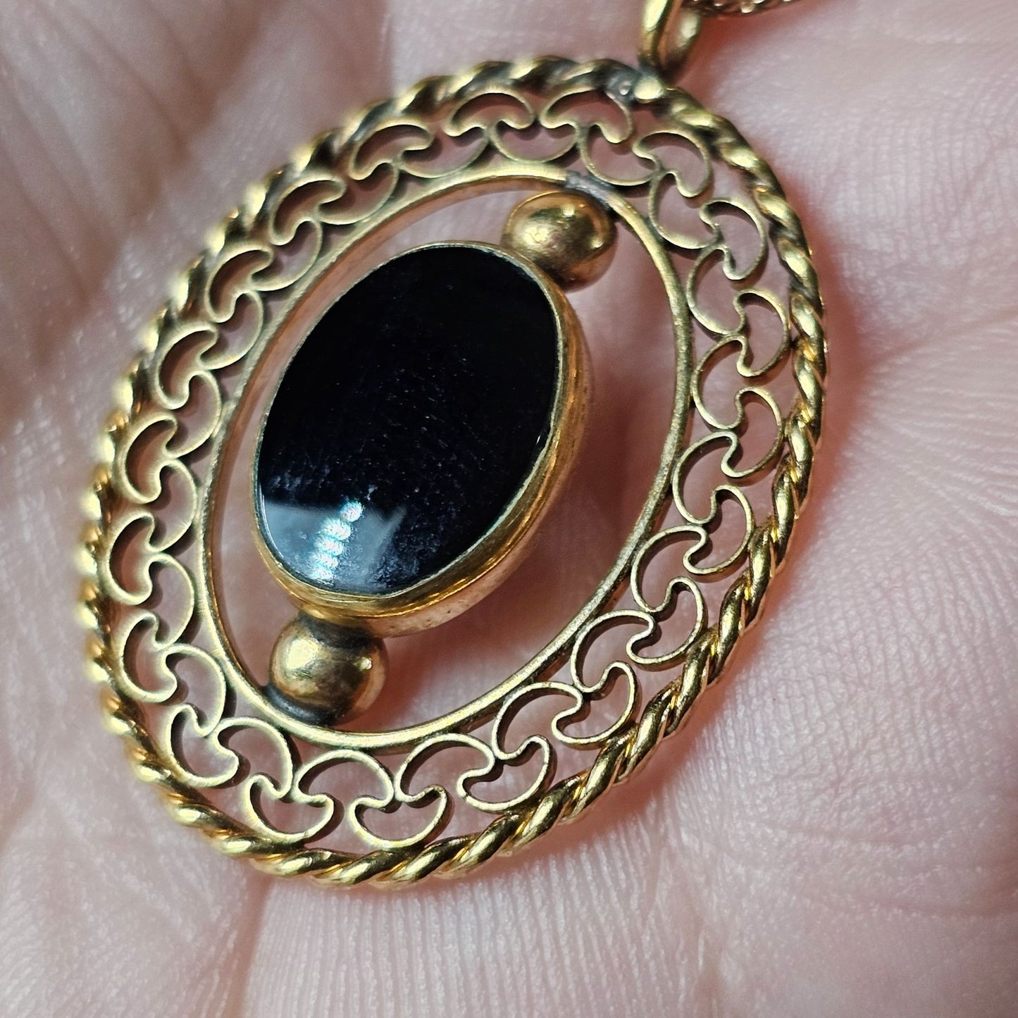 Vintage 12kgf Gold Oval Black Onyx Stone Pendant Necklace Open Filigree Scroll