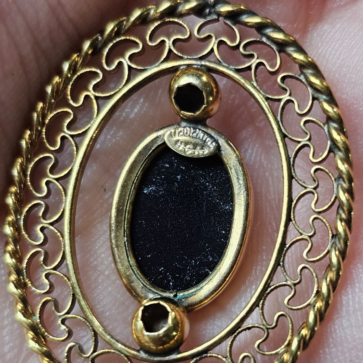 Vintage 12kgf Gold Oval Black Onyx Stone Pendant Necklace Open Filigree Scroll