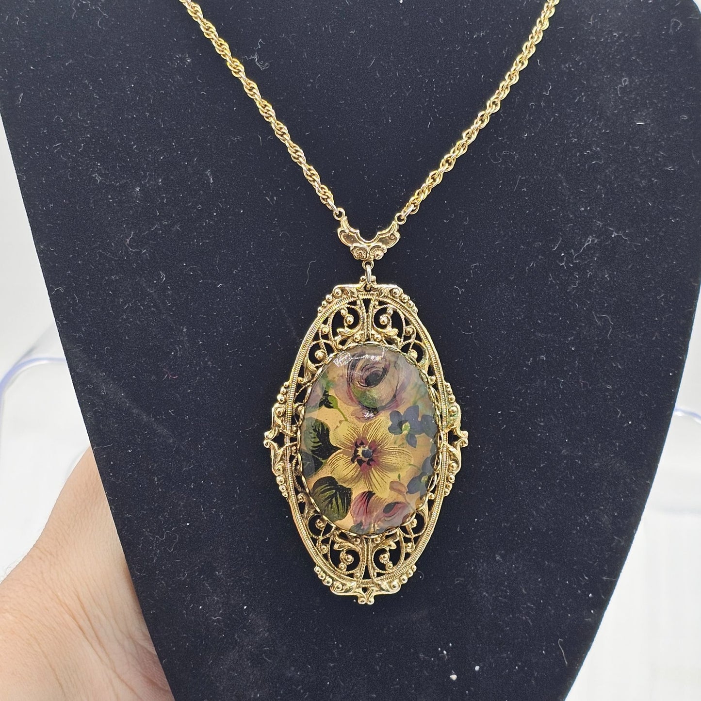 Stunning Vintage Gold Tone Flower Filigree Ornate Glass Dome Pendant Necklace