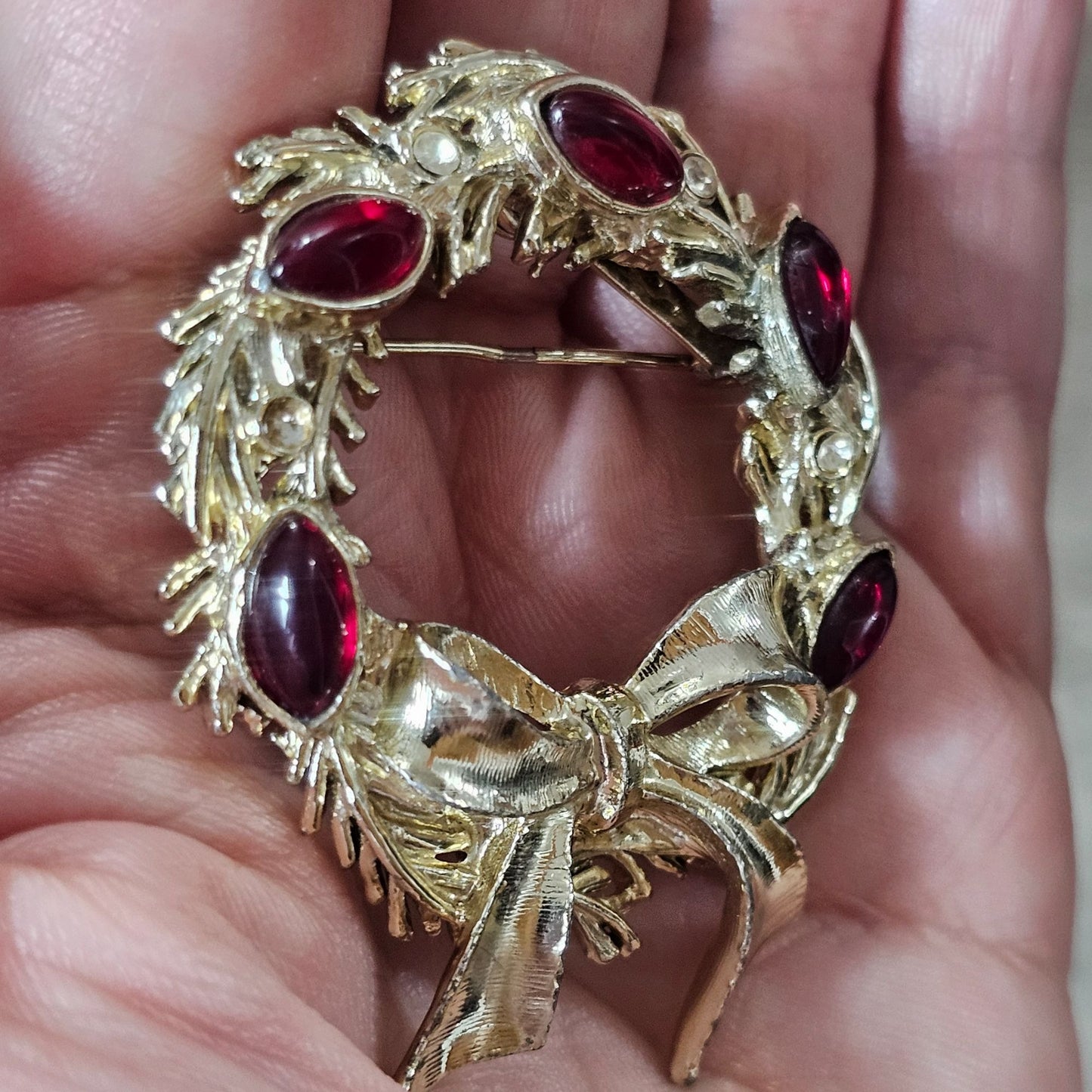 Vintage Tancer Gold-tone Wreath Brooch Pin With Ruby Red & Clear Stones MISSING1