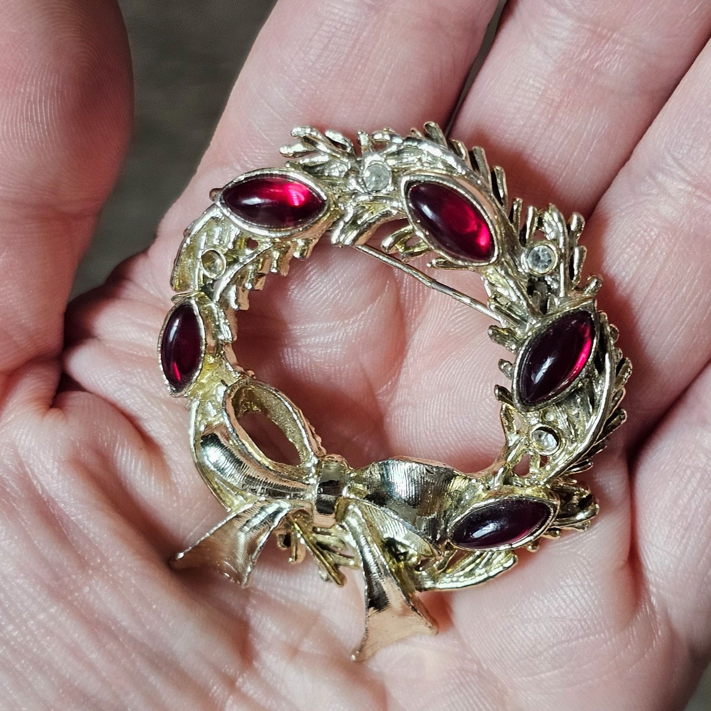 Vintage Tancer Gold-tone Wreath Brooch Pin With Ruby Red & Clear Stones MISSING1