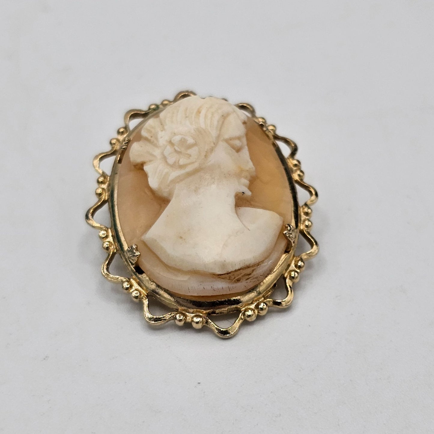 Vintage Carved Shell Women's Portrait Cameo Brooch Pin Gold-tone Scalloped Edge