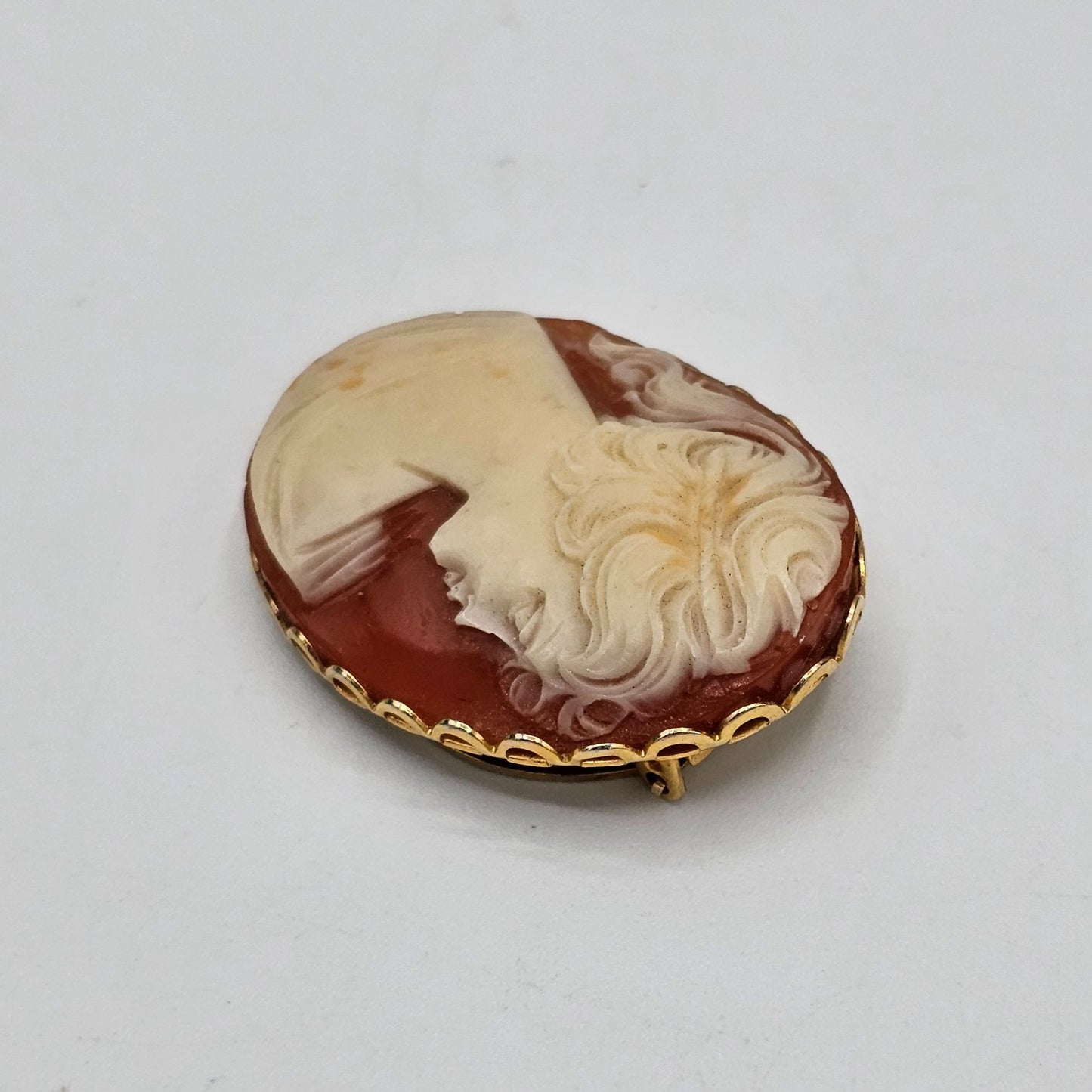 Vintage Carved Cameo Victorian Style Gold-Tone Scallopped Edge Frame Scarf Clip