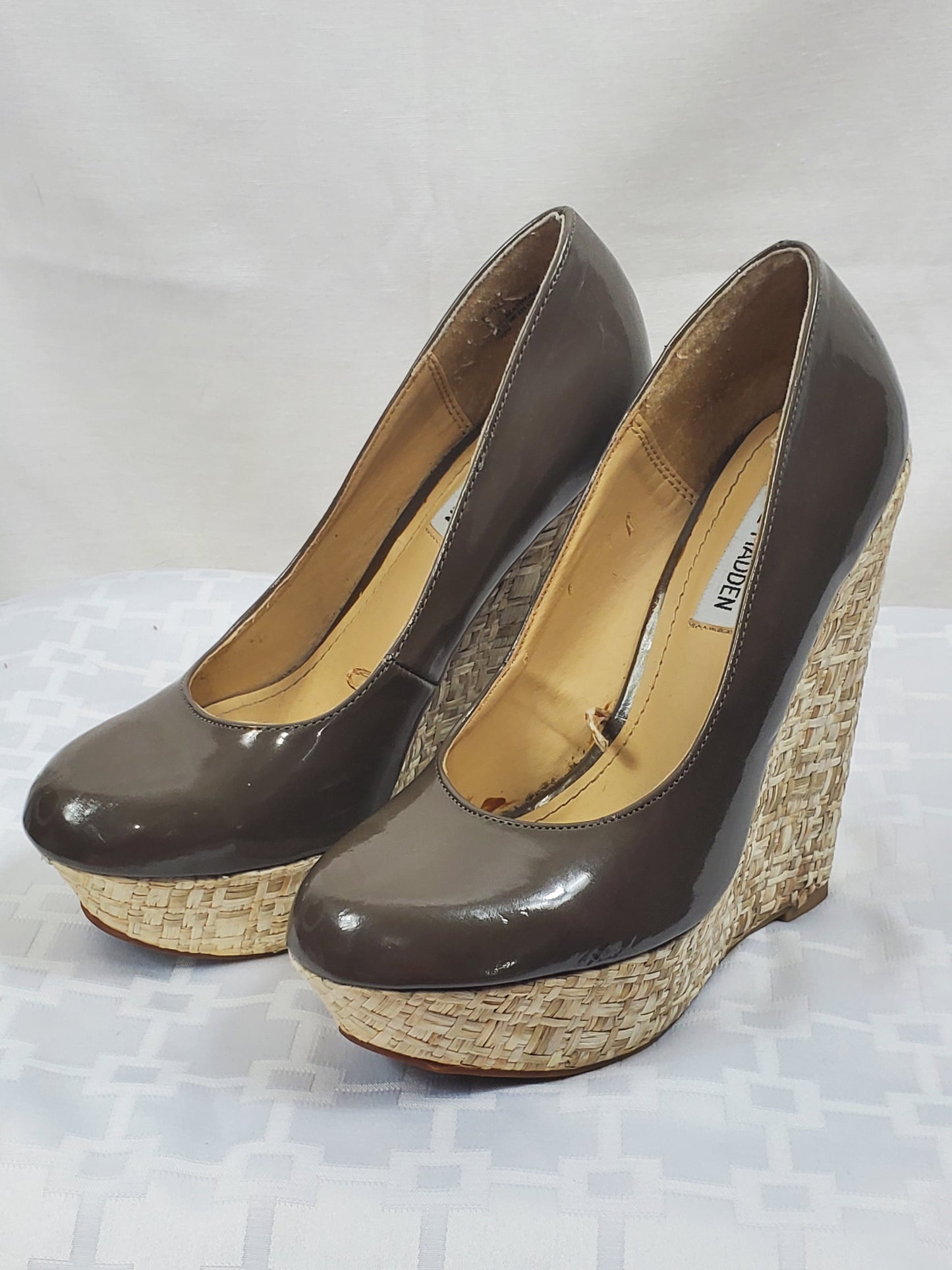 Steve Madden Taupe Brown Patent Wedge Heel Size 6 Pre-owned Little Wear