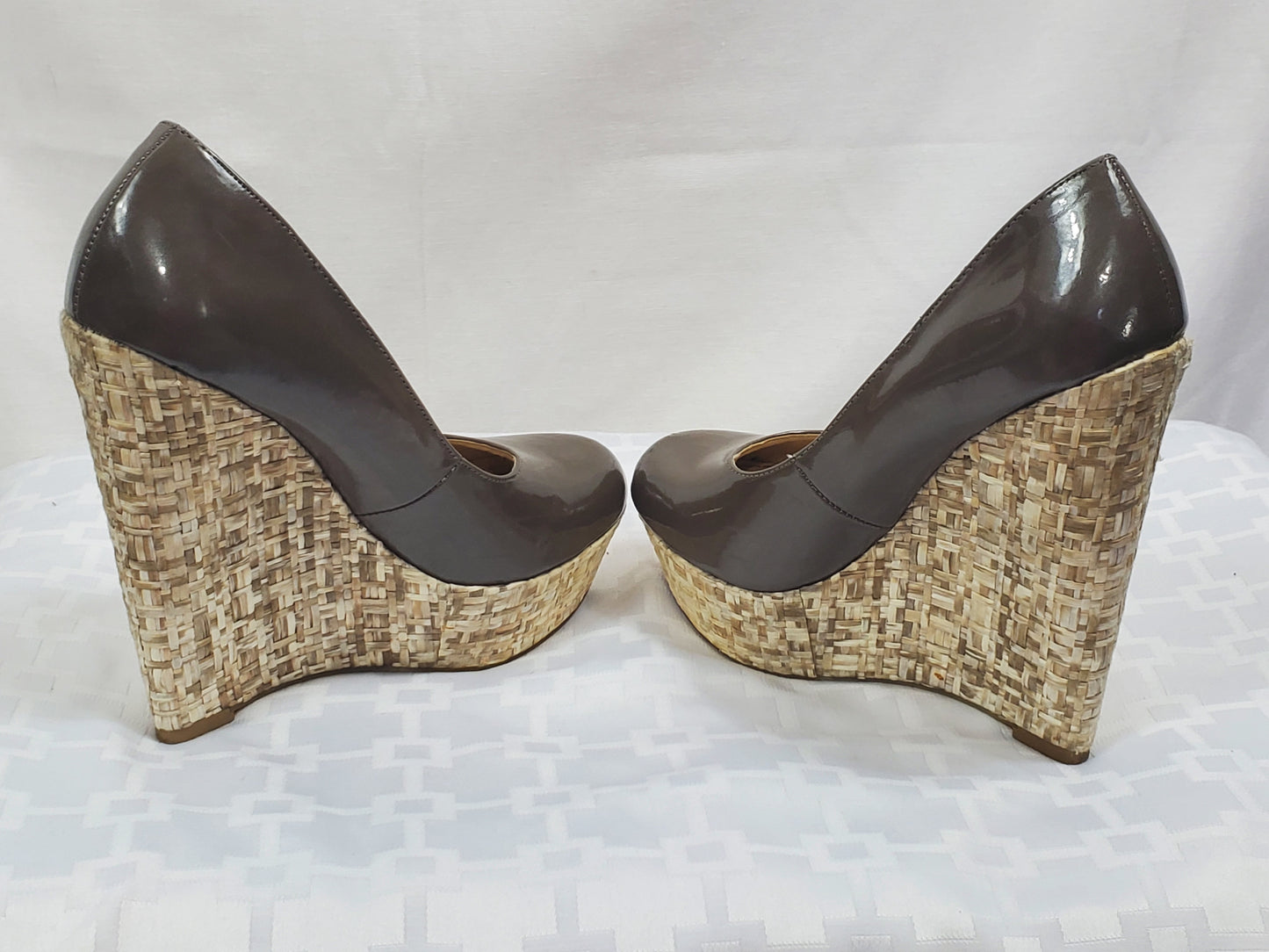 Steve Madden Taupe Brown Patent Wedge Heel Size 6 Pre-owned Little Wear