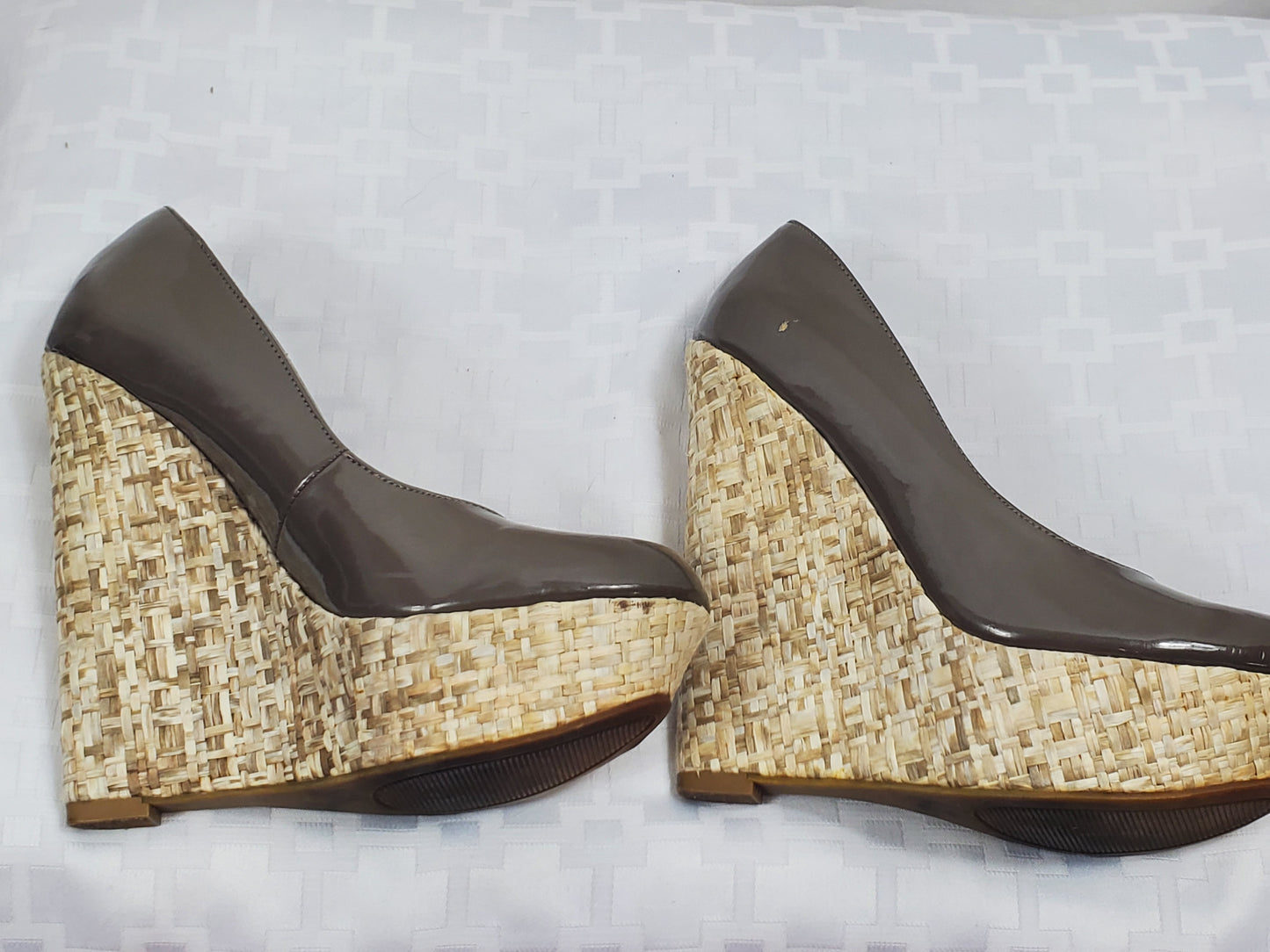 Steve Madden Taupe Brown Patent Wedge Heel Size 6 Pre-owned Little Wear